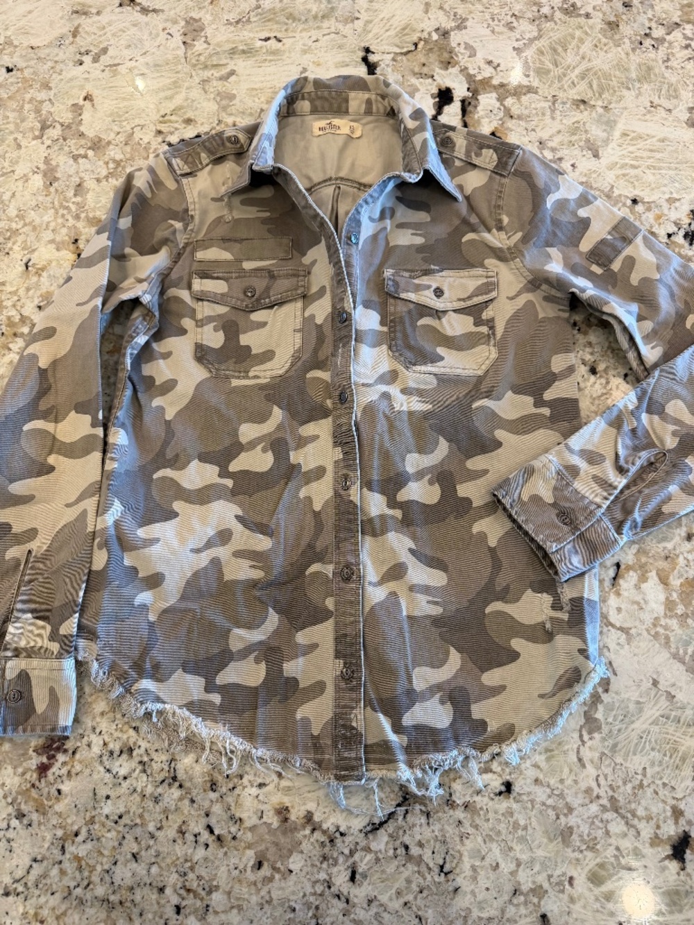 Hollister Distressed Camo Shirt Jacket Shacket Cool Versatile Layering Fringe XS